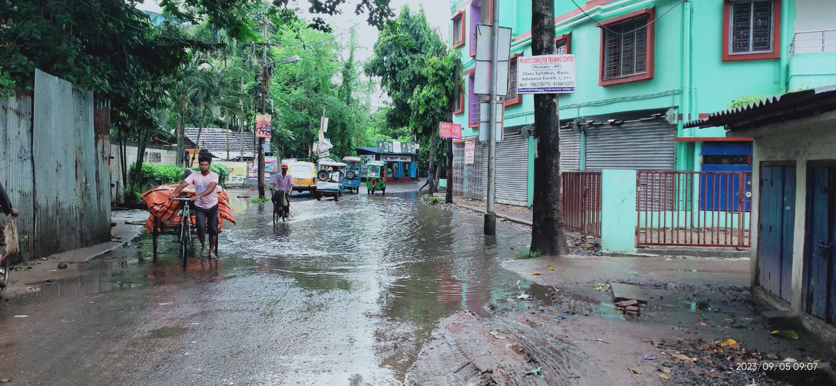 im_chandanji's tweet photo. @HowrahMunicipal @HowrahDistrict 
since last two months huge amount of water gets logged after little heavy or even little rain just in front of our building gate.the water remains logged for several days due to which we are facing problem
Location : Chandmari Road,Hanskhalipole https://t.co/Z3d3hEnr0j