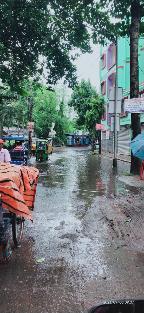 im_chandanji's tweet photo. @HowrahMunicipal @HowrahDistrict 
since last two months huge amount of water gets logged after little heavy or even little rain just in front of our building gate.the water remains logged for several days due to which we are facing problem
Location : Chandmari Road,Hanskhalipole https://t.co/Z3d3hEnr0j