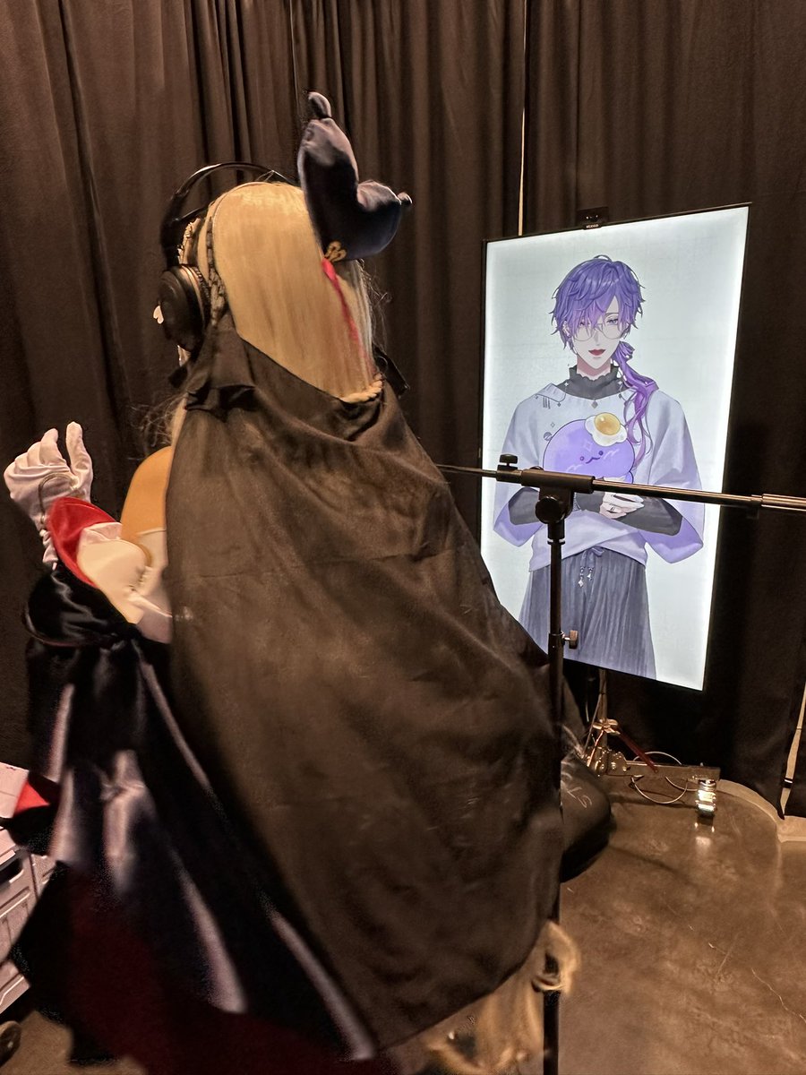Mooli_QWQ's tweet photo. Finally met Uki!
As Reimu 2.0

Picture 2: the second I entangled my wig on the microphone stand, in front of Uki, and waiting for the staff to save me.🤣

#ANIMEImpulseOC2023 #UkiVioleta https://t.co/zVzwpNNC9n