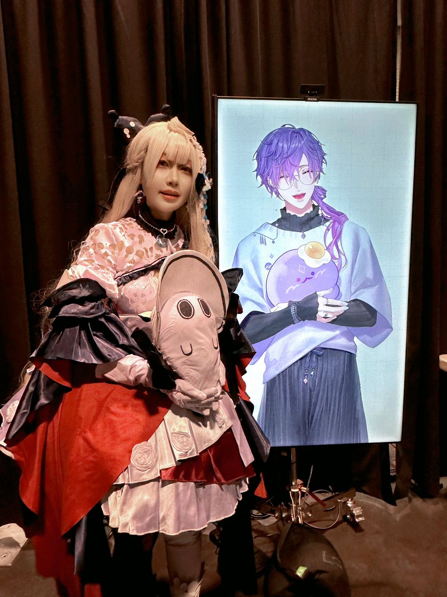 Mooli_QWQ's tweet photo. Finally met Uki!
As Reimu 2.0

Picture 2: the second I entangled my wig on the microphone stand, in front of Uki, and waiting for the staff to save me.🤣

#ANIMEImpulseOC2023 #UkiVioleta https://t.co/zVzwpNNC9n