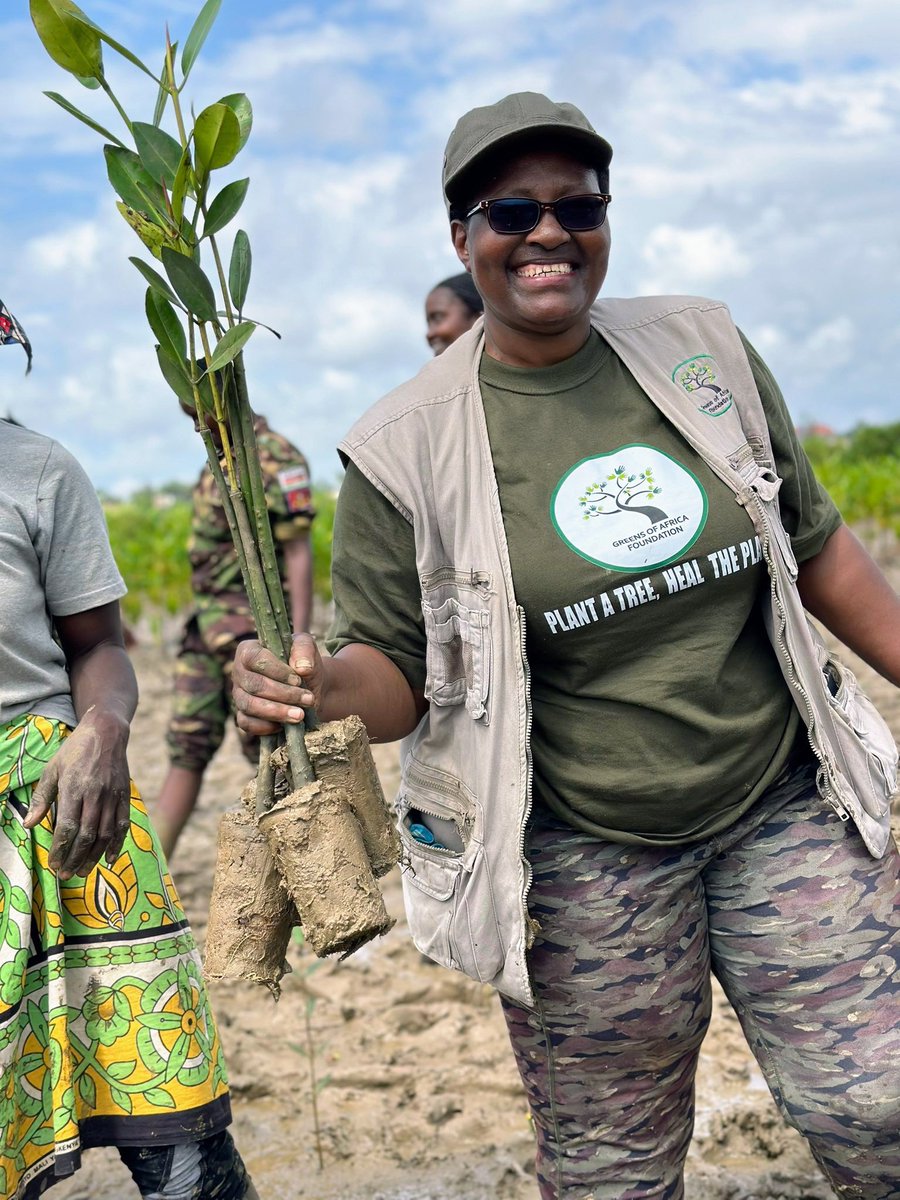 WanyekiJedidah's tweet photo. My message to Africa during this #AfricaClimateSummit23  When your hut is on fire don't  stand there wailing and calling for help. Help might arrive when your hut has burned to ashes. Instead use all available means to put out the https://t.co/PhUAHq464T, let's  put out our fire https://t.co/ydDr7wpNeJ