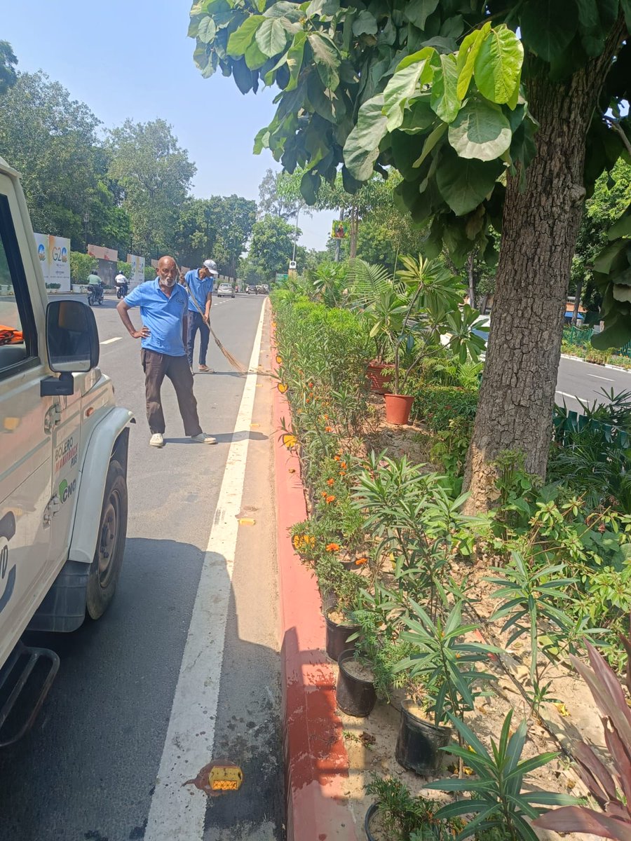 Cleaning of kerb channels at Purana Quila Road by #PWDDelhi for G20Preperations #PWDDelhiG20Summit #G20Summit #G20PublicWorksDept @LtGovDelhi @MoHUA_India @AtishiAAP @Shashanka_IAS @CMODelhi