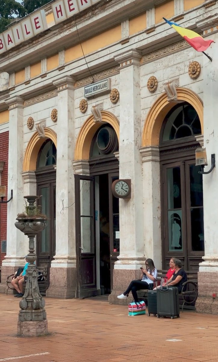 Travel_2Romania's tweet photo. 🚉Gara din orașul Băile #Herculane,construită între 1878-1886,reproducere a castelului de vânătoare al împărătesei Maria Terezia.
Edificiul în stil baroc nu a fost gară de la început,ci a fost casa de vânătoare a împăratului Franz Joseph al Austriei (1830-1916)
#DiscoverRomania https://t.co/CXrzcl4RW7