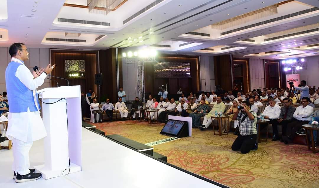sudhakarkushbjp's tweet photo. लखनऊ में नवभारत टाइम्स द्वारा आयोजित उत्तर प्रदेश राइजिंग कांक्लेव के अंतर्गत क्वालिटी आफ लाइफ: एनवायरनमेंट एंड ग्रीन एनर्जी विषय पर माo उपमुख्यमंत्री @UPGovt श्री @kpmaurya1 जी ने संवाद किया।
@narendramodi @PMOIndia @bjp4up @NavbharatTimes
#NBTConclave https://t.co/aRNgOYwFwd
