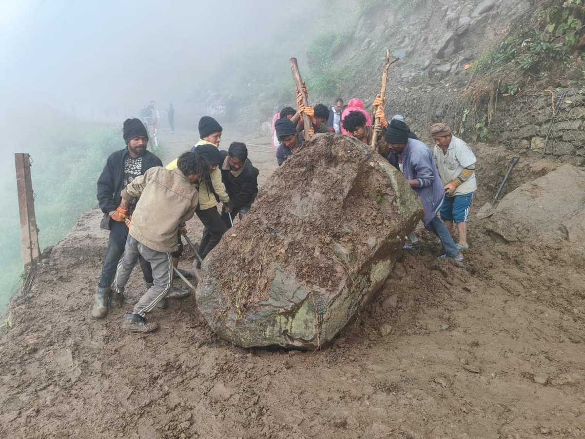 kedarnathyatra's tweet photo. #JaiShriKedarnathDham

Due to #heavyrain the heavy bolder close the trek routes but the team put their efforts to make it clean and ready to go for the #pilgrims as soon as possible. #teamefforts #kedarnathtrek https://t.co/AUmXQuta1Z