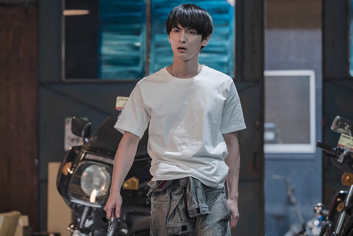 PoohChaiKonNun's tweet image. ความดีงามของนสดญป คือเขาจะเปลี่ยนตัวเองตามบทชนิดที่ว่าจำไม่ได้เลยก็มี อย่าง เคนโกะ โคระ รับบทเป็นชินอิจิโร่พี่ชายไมค์กี้ ใน #TokyoRevengers2 และรับเป็น ชิเงมิจิ คุณน้าสุดเนิร์ดใน #TheWaterFlowstotheSea แล้วคือน่ารักม๊าก อยากเชียร์ให้ดูกันเยอะๆทั้งสองเรื่องเลย เรื่องหลังดีต่อใจมาก