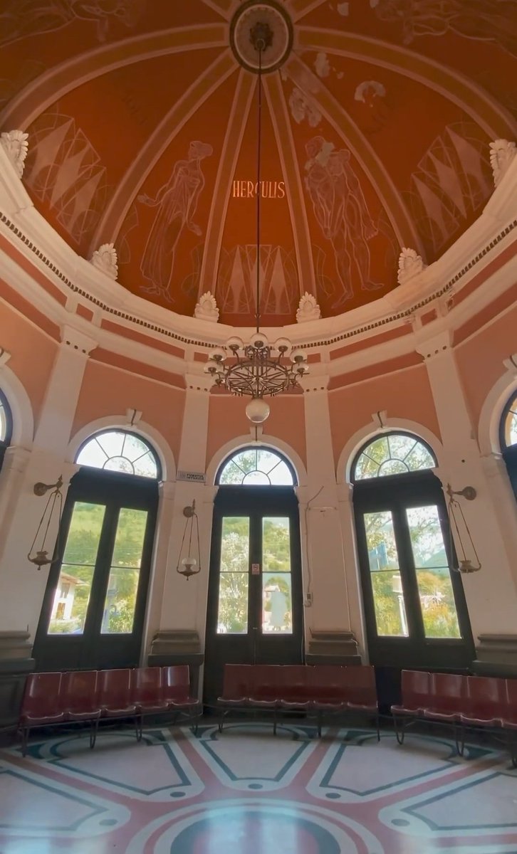 Travel_2Romania's tweet photo. 🚉Gara din orașul Băile #Herculane,construită între 1878-1886,reproducere a castelului de vânătoare al împărătesei Maria Terezia.
Edificiul în stil baroc nu a fost gară de la început,ci a fost casa de vânătoare a împăratului Franz Joseph al Austriei (1830-1916)
#DiscoverRomania https://t.co/CXrzcl4RW7