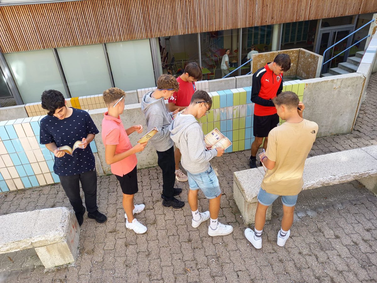 LyceeEdgarFaure's tweet photo. Journées d'intégration de la #SEP : accueil café, prise en main par le PP, jeu de piste pour découvrir le lycée, repas partagé à la cantine, découverte du CDI, tournoi sportif, et bilan.  Une journée riche en échanges pour bien débuter l'année 😁 https://t.co/nc5DWs8BIa