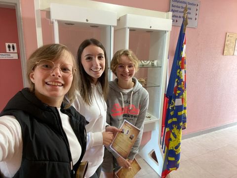 LyceeEdgarFaure's tweet photo. Journées d'intégration de la #SEP : accueil café, prise en main par le PP, jeu de piste pour découvrir le lycée, repas partagé à la cantine, découverte du CDI, tournoi sportif, et bilan.  Une journée riche en échanges pour bien débuter l'année 😁 https://t.co/nc5DWs8BIa