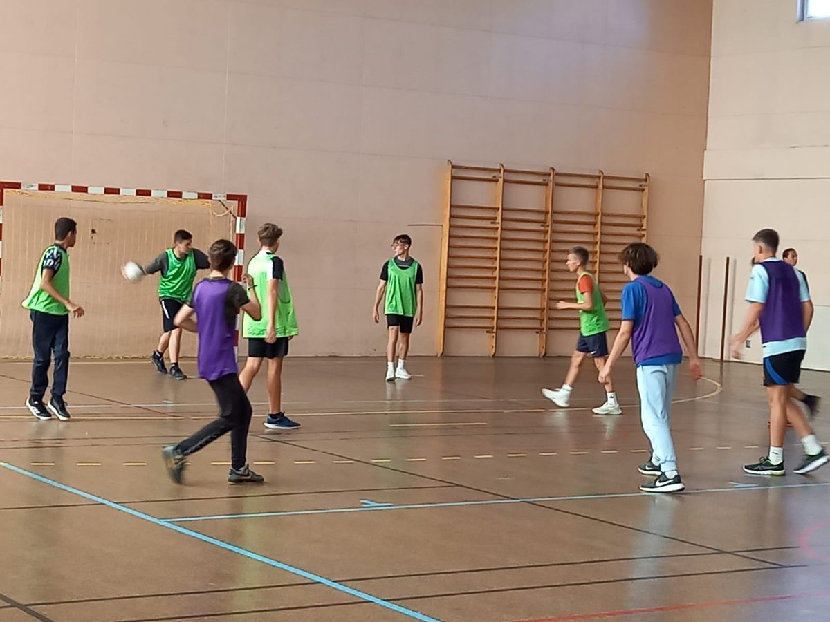 LyceeEdgarFaure's tweet photo. Journées d'intégration de la #SEP : accueil café, prise en main par le PP, jeu de piste pour découvrir le lycée, repas partagé à la cantine, découverte du CDI, tournoi sportif, et bilan.  Une journée riche en échanges pour bien débuter l'année 😁 https://t.co/nc5DWs8BIa