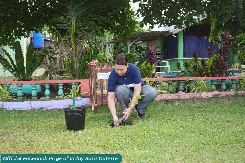 indaysara's tweet photo. Sa unang araw ng pagdiriwang ng National Teachers' Month, pinangunahan natin ang tree-planting activity sa Taloto Elementary School sa Tagbilaran City, Bohol ngayong araw.
Ang National Teachers’ Month ay suportado ng Office of the Vice President. https://t.co/f8RJhX78Z1