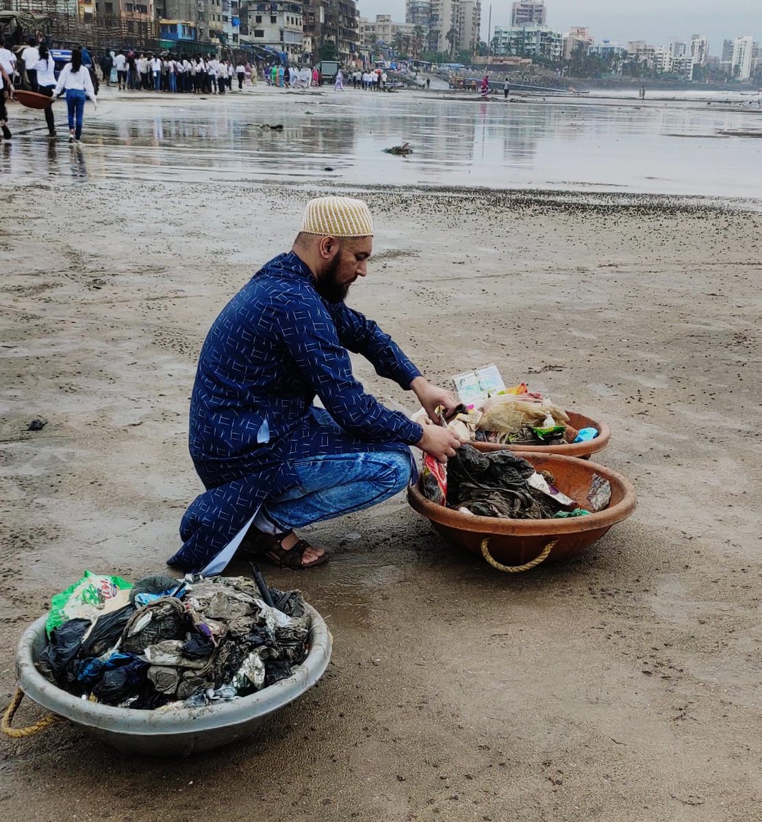 ProjectRiseDB's tweet photo. Beating #plasticpollution hands on!

Heartening to see young and old from the @Dawoodi_Bohras of #Bhayander, #Vasai &amp; #Kalyan in Mumbai joining hands over the weekend to support @Afrozshah1 at Versova beach and Mithi river cleanups. 
#saynotoplastic https://t.co/tR5WF0x8Af