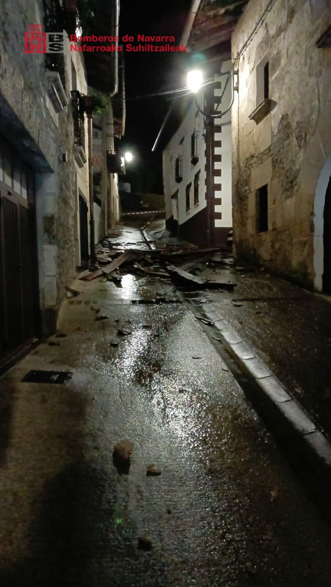 bomberos_na's tweet photo. Intervenimos la noche del lunes en #Torrano (#Ergoiena) para sanear una vivienda cuyo tejado ha sido afectado por un fuerte viento, cayendo los escombros sobre la casa de enfrente y la vía pública
Desescombramos el tejado y señalizamos la zona, cerrando el paso
#ParqueAlsasua https://t.co/vpgU19SDuO