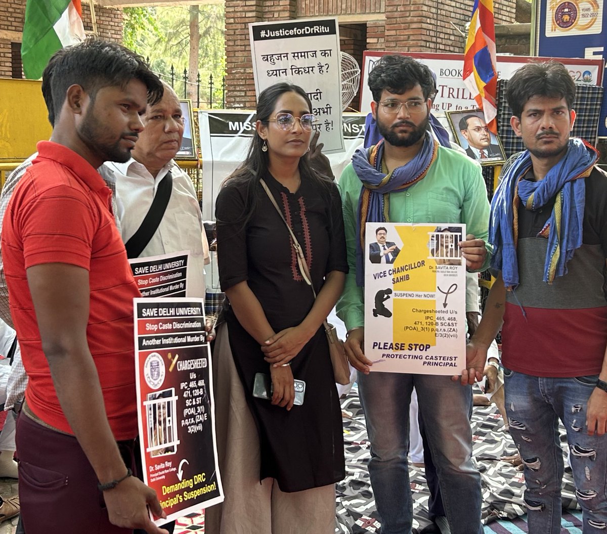 DrRituSingh_'s tweet photo. जातीवादी प्रिंसिपल Dr Savita Roy (Daulat Ram College) के ख़िलाफ़ अनिश्चित कालीन धरना | संघर्ष जारी है✊🏻 https://t.co/KXl64wKQdZ