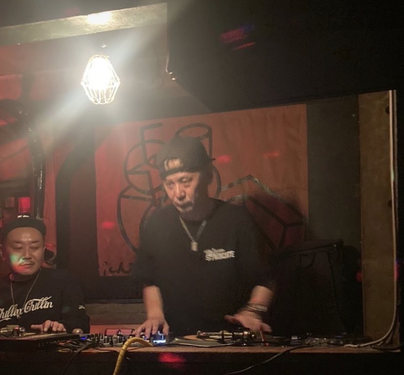 NASU1986's tweet photo. 週末記
土曜日はDJ DENONN (ex JAPJAM)の日本語レゲエで会場は大大大爆発

日曜日はSUNSETでNINETY-UのLIVEでfeatで参戦

夜はマイコ姉さんの長住祭りで打ち上がる。

Crew OfficeのTKCさんとLINK UP。

まむしmc’sとも久々のLINK UP。

毎週末駆け抜けてる
みんなも人生一回だからもっと楽しもう◯ https://t.co/WmGkXj2TIQ