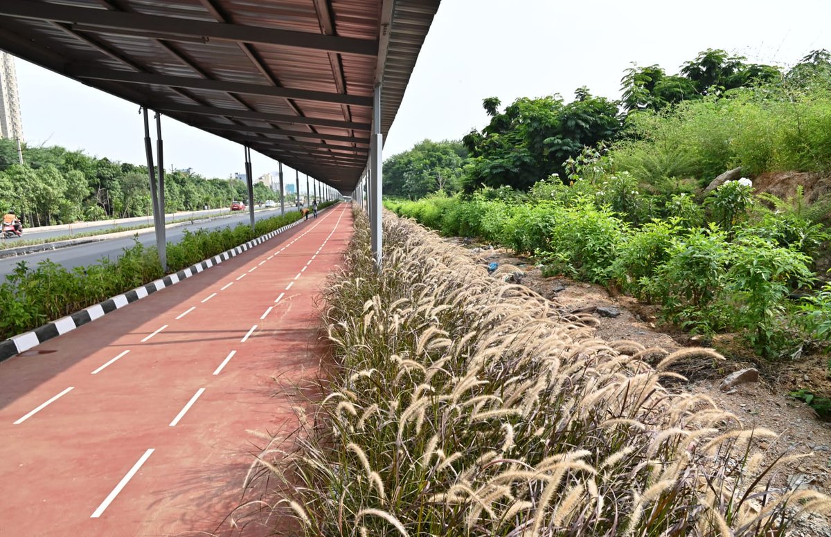 IndianTechGuide's tweet photo. Cycle track at Narsingi, Hyderabad. https://t.co/33tSn3JnV0