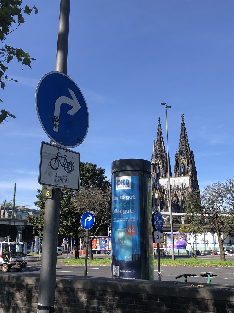 Tacitussi's tweet photo. Guten Morgen … mit einem Pfeil auf den Dom. Wieder zu Hause, so ein Wetterchen! Bin aber in Eschweiler, also nicht ganz Köln.
Rasen mähen und Himbeeren ernten. Es gibt Äpfel aus dem Garten, Schlaraffia. Hoffentlich geht es euch auch gut.
#spottedathome
#kölnerdom
#dome https://t.co/caqYV2eFjn