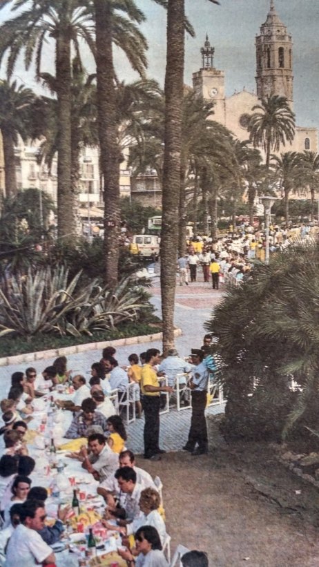 Festival de Sitges es mucho más que peliculas: máster class, escaparates decorados, zombie walk, stands, exposiciones y Records Guinnes... En 1986 se organizó la «Mesa Fantastica», con  2,5 km entra en el récord al ser la comida con la mesa más larga. 
50festivalsitges.com/2017/03/09/19-…