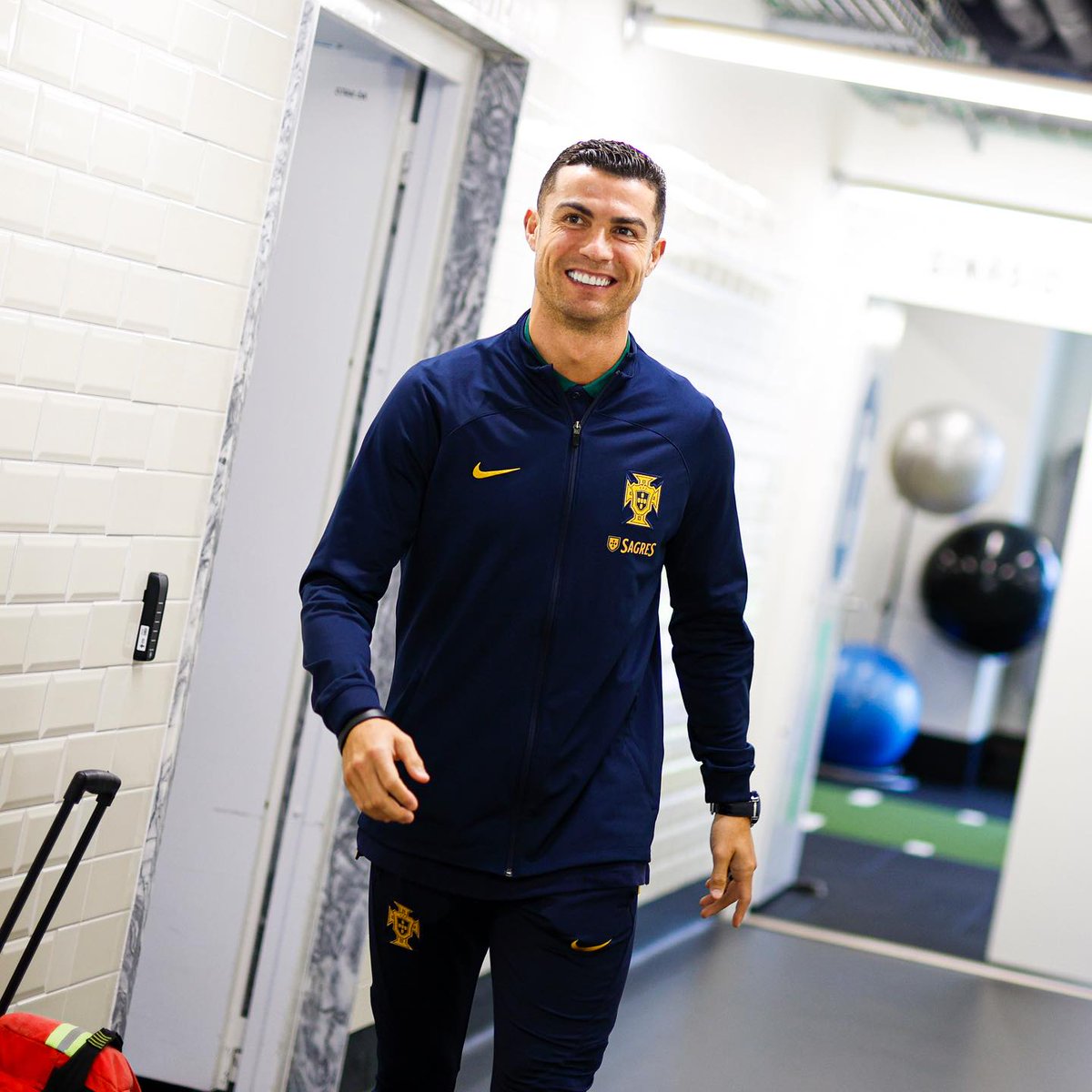 FootBall88898's tweet photo. He wrote on his personal page :
Bom estar de volta a casa!📷📷
Motivação maxima e foco total para encarar estes 2 próximos jogos nesta nossa caminhada rumo ao Euro2024!📷📷 Siuuuuu
#CR7 #Ronaldo https://t.co/Mc6lYuEIvH