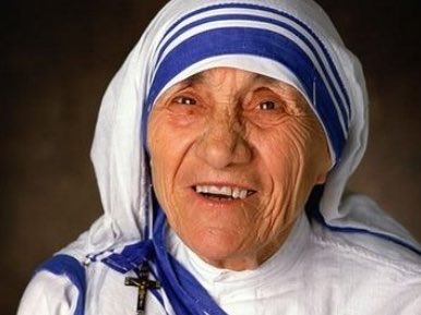 donarjan77's tweet photo. Gëzuar festën e Nënë Terezës.
Gruaja më e rëndesishme e epokës sonë për mbarë botën! Aq e vogël por me ❤️ të madhe për dashurinë ndaj Zotit dhe njeriut, shkoi përtej çdo lufte, konflikti apo mjerimi njerëzor, për të sjellur dashurinë e Krishtiti! Nëna jonë shqiptare 🙏 për🇦🇱! https://t.co/nOUvtNmBtA