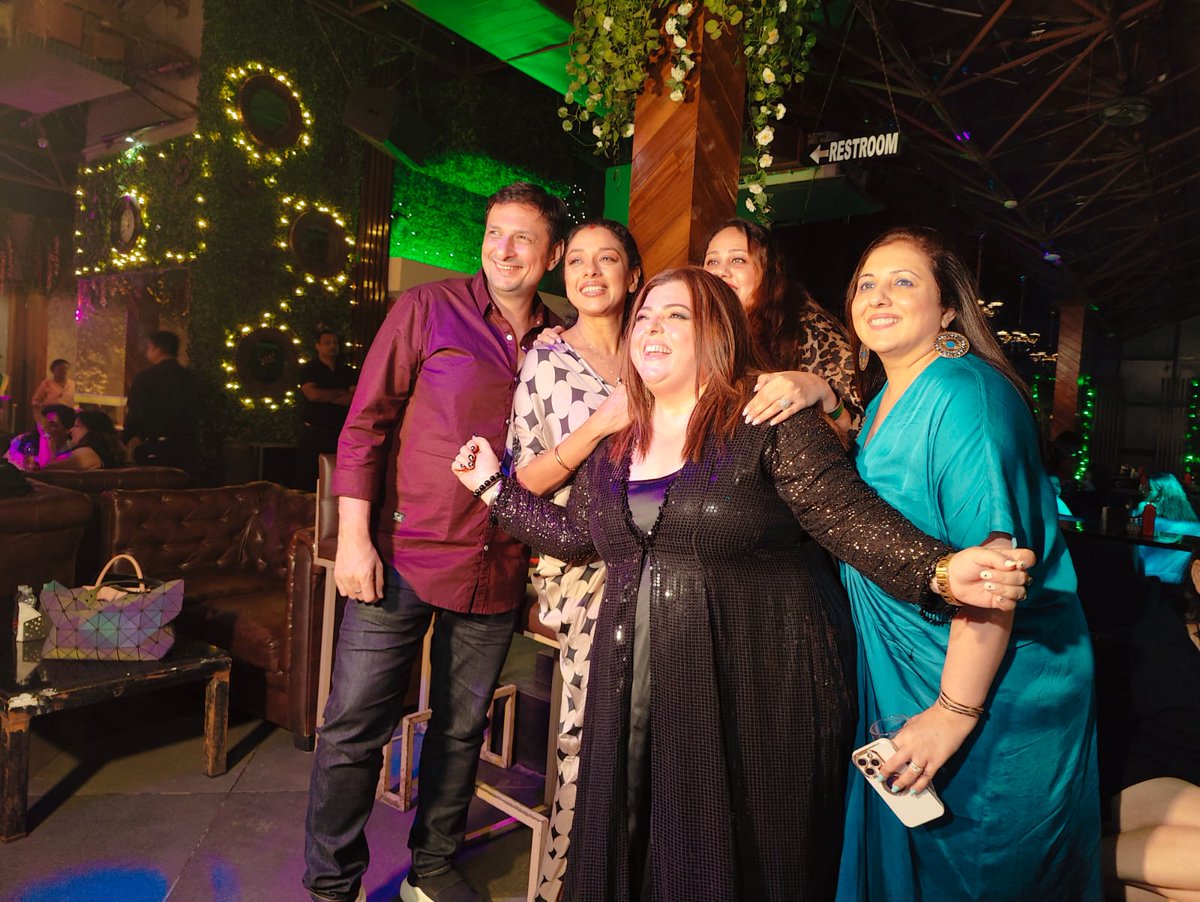 Delnaaz Irani celebrated 51st birthday with very close friends Rupali Ganguly, Kiku Sharda and family...What a night to remember 😍❤

#DelnaazIrani #RupaliGanguly #KishwerMerchant #SayantaniGhosh #Percy #RushadRana #KikuSharda #VishalKotian #Filmygupshup