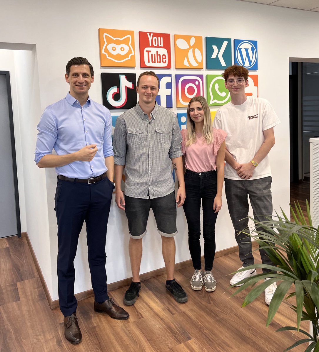 Markus_Zimmer's tweet photo. Alle guten Dinge sind DREI! 🙌🏼 Wir wachsen weiter und freuen uns über weitere Unterstützung für unser #TeamBuzzValue 💙

Liebe Corinna, Marco &amp; Lukas, wir freuen uns euch bei uns im Team begrüßen zu dürfen und wünschen euch einen guten Start und eine tolle Zeit bei uns 🤓 https://t.co/FS8vOjTzGh