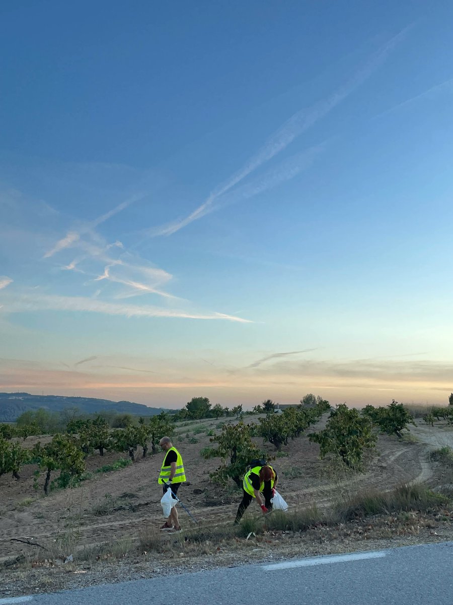 stllhortons's tweet photo. ♻️ El 31 d'agost el nou grup de voluntaris Units per la Natura de #stllhortons va dur a terme una neteja de deixalles a la carretera de Gelida.
👉 Van poder netejar 4 km i en l'acció hi van participar fins a set persones. 👏 Moltes gràcies per la vostra tasca!
#SLLH https://t.co/998v9NY75y