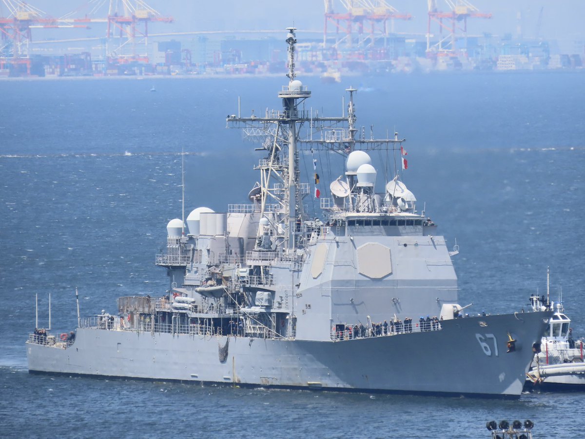 先ほどミサイル巡洋艦「シャイロー」(USS Shiloh , CG-67)が国際信号旗