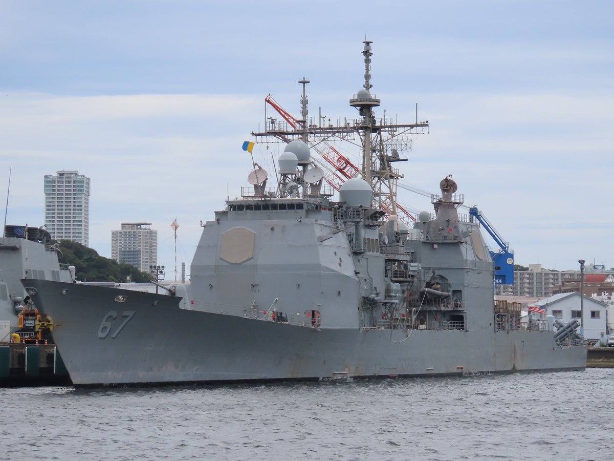 先ほどミサイル巡洋艦「シャイロー」(USS Shiloh , CG-67)が国際信号旗