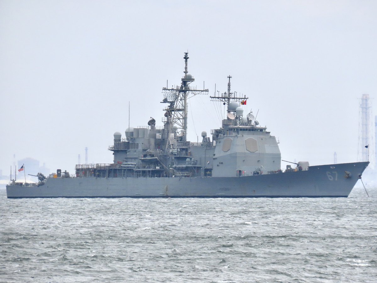 先ほどミサイル巡洋艦「シャイロー」(USS Shiloh , CG-67)が国際信号旗