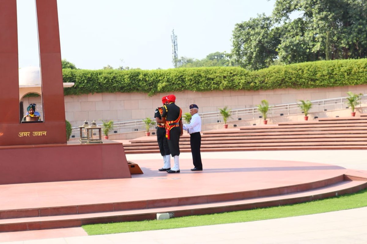 dprohyd's tweet photo. Proudly standing at Amar Jawan Jyothi with a great sense of glory &amp; gratitude to fallen buddies for their selfless service &amp; supreme sacrifice for the motherland, officers of SS-66,  WS-12 &amp; NOKs while celebrating their Silver Jubilee.
#OfficersTrainingAcademy
#NWM
1/2 https://t.co/qKmoJDHhkL