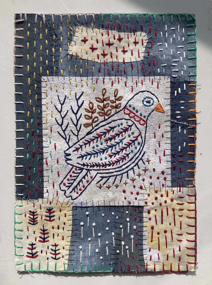 “Mourning Dove” -02.09.2023 

folksy.com/items/8198435-…

..
#mourningdove #artlistings #handembroidery #contrastingcolours #recycleddenim #upcycling #embroiderycollage #textilecollage #slowstitching #folkart #paintedfabric #primitiveembroidery #recycledfabric