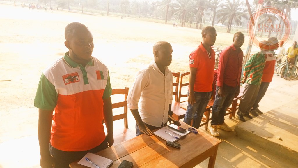 Bujacnddfdd's tweet photo. Kuri uyu wa kabiri igenekerezo rya 5/9/023, uwusanzwe arongoye  urwaruka rw'imbonerakure muri komine nshasha ya Mpanda , #Olivier_Nahimana ,yakoresheje inama imbonerakure zose zo mu mazone atatu  ariyo :
#Mpanda,#Musenyi na #Butanuka ,mu ntumbero yo kuzishira ku kivi,no kumenyana https://t.co/zyc2uyq4q1