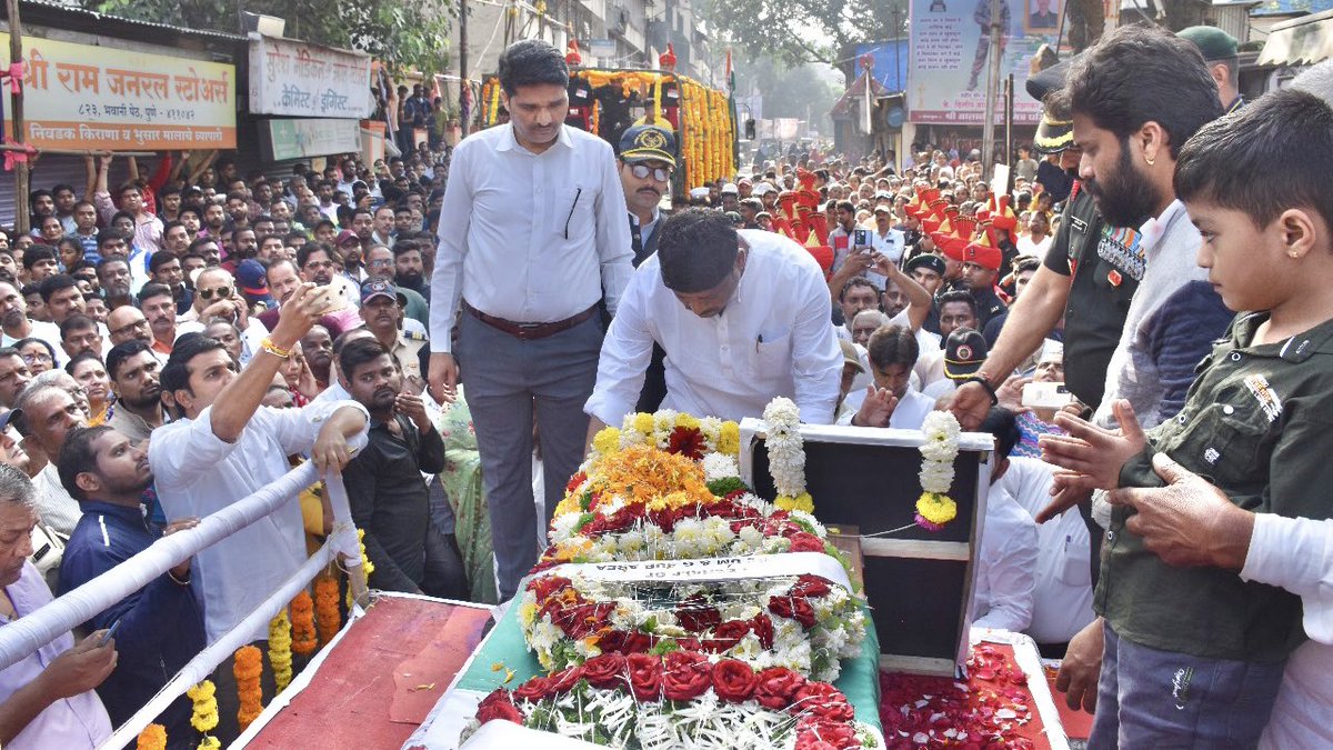 नमन-भावपूर्ण श्रद्धांजली
Last rites of Hav Ozarkar Dilip Balasaheb,#braveheart who made supreme sacrifice in line of duty at #Leh on 03Sep 23 performed at his hometown Bhawani Peth,#Pune with full Military Honours. Locals,civil dignitaries & Army officials paid homage
#IndianArmy