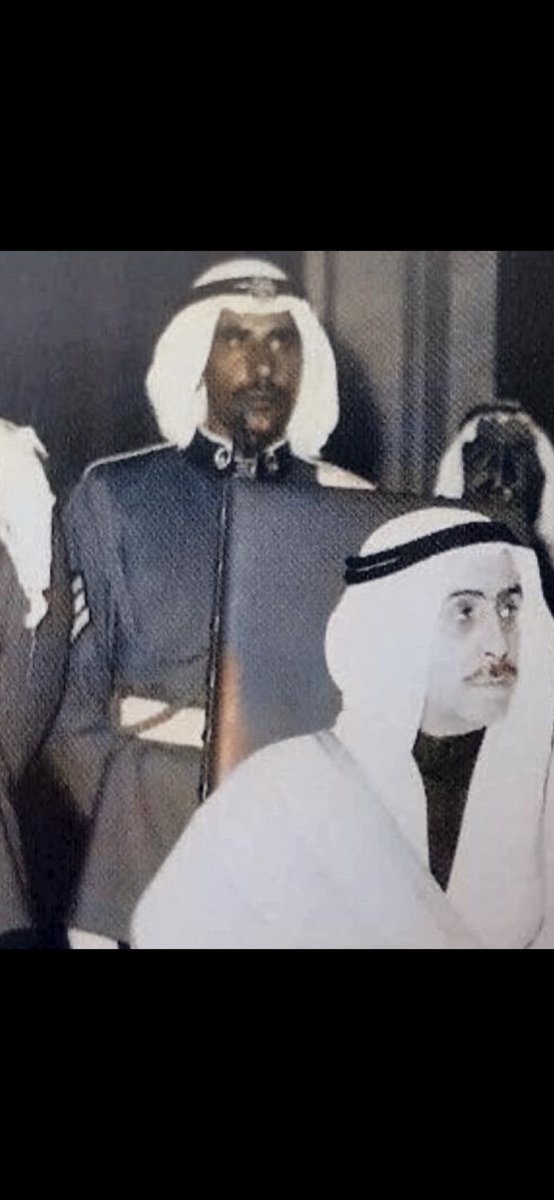 الأمير الراحل الشيخ صباح السالم الصباح رحمه الله تعالى .

صاحب البيت الشهير :

أنا وربعي كلوبنا جماعة
الدين واحد والهدف خدمة الشعب

في هذه الصورة عندما حضر الى مجلس الأمة بعد توليه الحكم في شهر نوفمبر عام ١٩٦٥ م والذي يقف خلفه هو عمي 
ادهيم شبيب أبو خشبه رحمه الله تعالى .