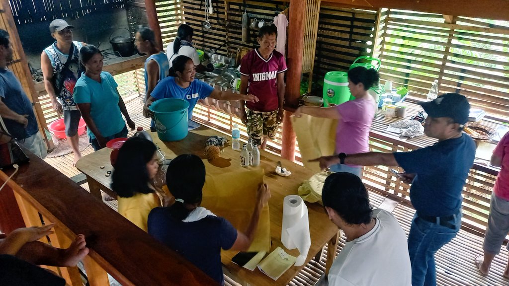 Great to be back in #Panay visiting our <a href="/UKBCFs/">Biodiversity Challenge Funds</a> project site! First off, some training in organic vegetable farming. #darwininitiative #community #livelihoods #conservation #philippines <a href="/BrisZooSociety/">Bristol Zoological Society</a> <a href="/philincon_/">philincon</a>