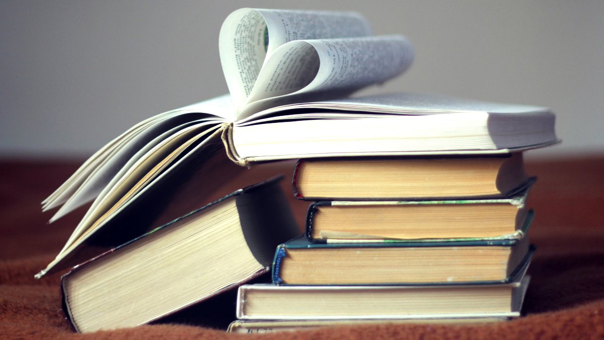 Usually, #books cannot be #recycled at home. This is due to the glue that binds the pages. 📕

Instead, why not pass them on to someone else, donate them to a charity shop, sell them online or at a car boot sale?

bit.ly/RecycleNowBooks #Recycle