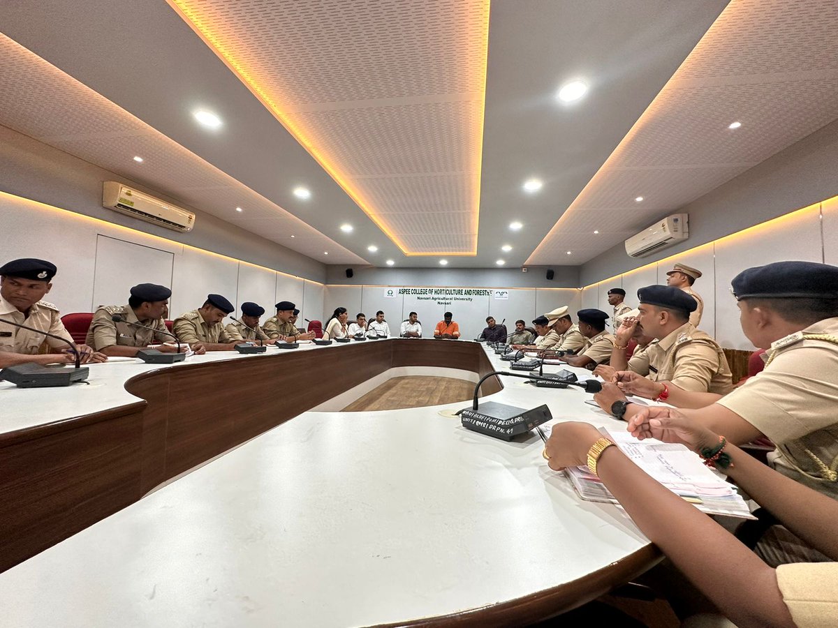 DCFNavsariSF's tweet photo. 🎯Goal settings,Review and planning on Social/Agroforestry workshop of RFOs of Bharuch Circle ⭕held under leadership of Respected CCF sir shri sasikumar sir 🎯 it was all about encouraging growth,fostering collaboration, and achieving new heights together, https://t.co/bl1a76zBFB