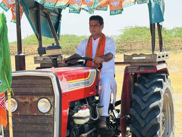 RooparamBarmer's tweet photo. आज शिव विधासभा मे "परिवर्तन संकल्प यात्रा" को लेकर ट्रेक्टर रैली की तैयारी करते हुवे ।
#परिवर्तन_संकल्प_यात्रा https://t.co/EnQxQYywZU
