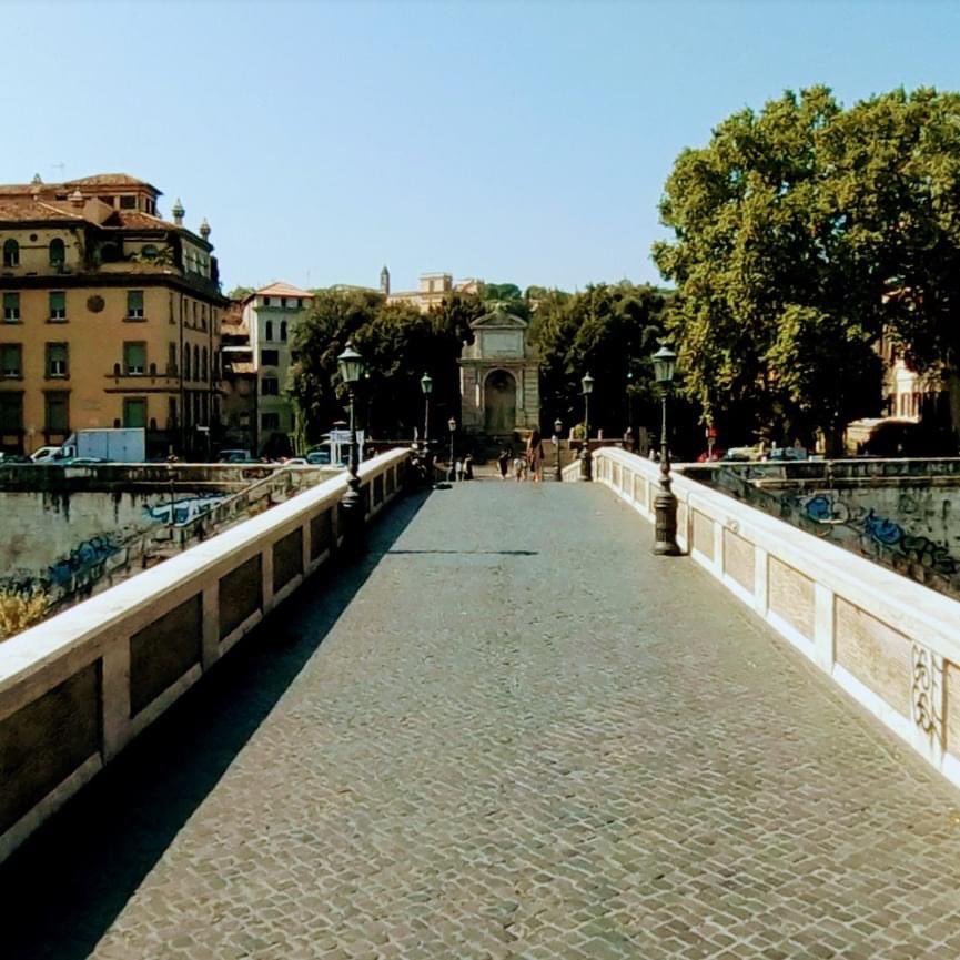 Le luci del mattino a #pontesisto❤️ , buon martedì da #trastevere 😎