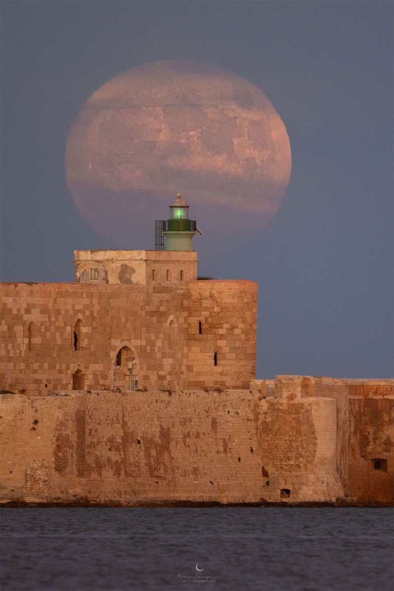 EricLagadec's tweet photo. Superbe lever de Lune à Syracuse en Italie.

©Kevin Saragozza https://t.co/JOnKrROqWh