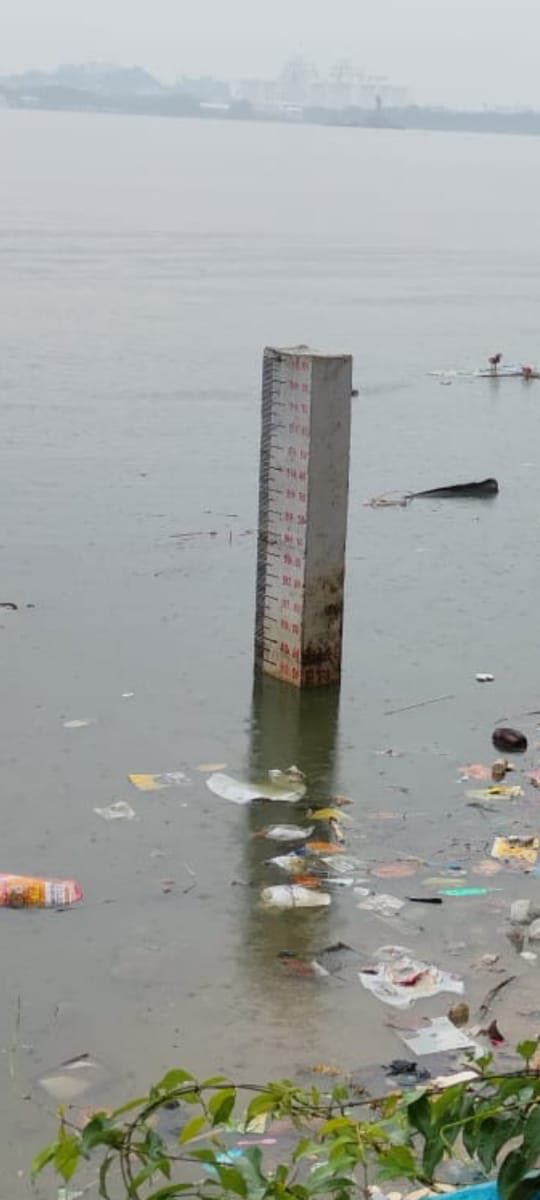 #Hyderabad rains Hussainsagar in the heart of the city brimming 

Hussain  Sagar FTL is + 513.41 m. 
MWL is +514.75 m. 
Water level at 11.30 AM is +513.42 m.

⁦@DeccanChronicle⁩ ⁦@oratorgreat⁩