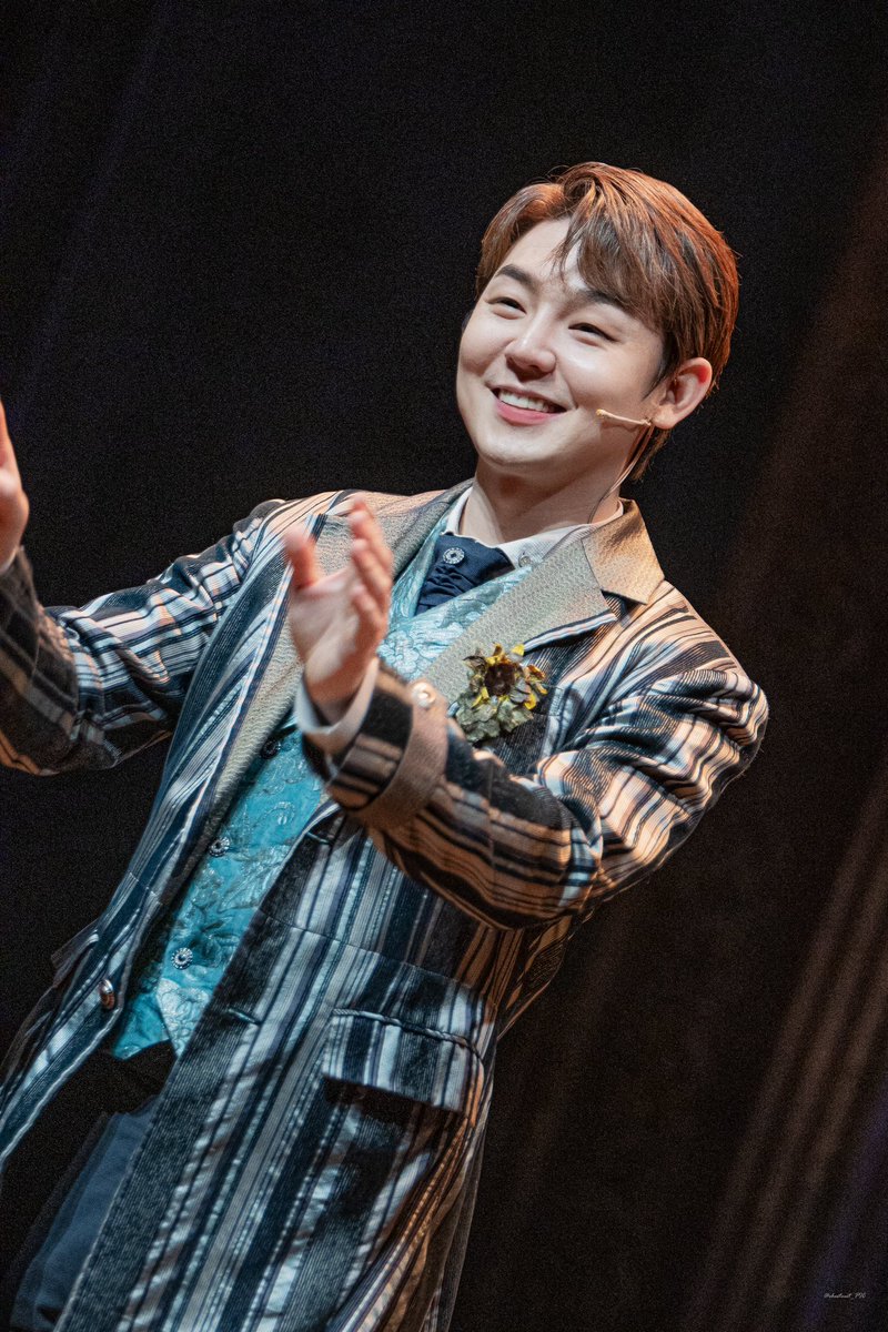 chestnutPIC's tweet photo. 230903 뮤지컬 #와일드그레이 총막 무대인사 

로버트 로스 役 #기세중 배우님

👍🏻 https://t.co/6MwvAmI28t