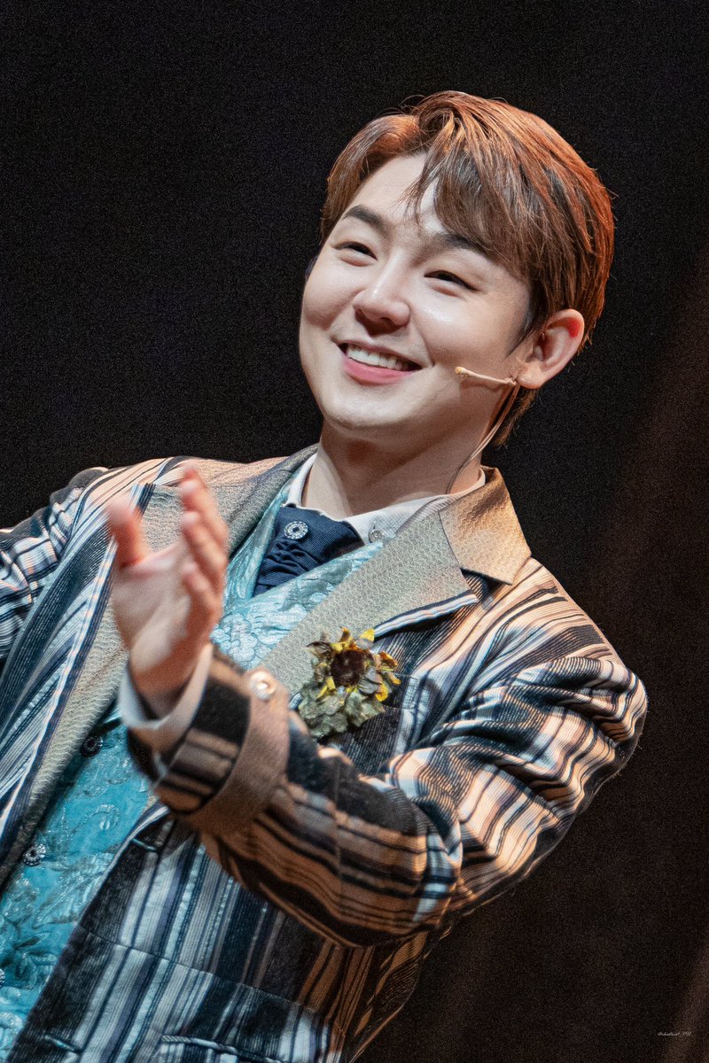 chestnutPIC's tweet photo. 230903 뮤지컬 #와일드그레이 총막 무대인사 

로버트 로스 役 #기세중 배우님

<크롭 ver> https://t.co/yLF1vSSTsU
