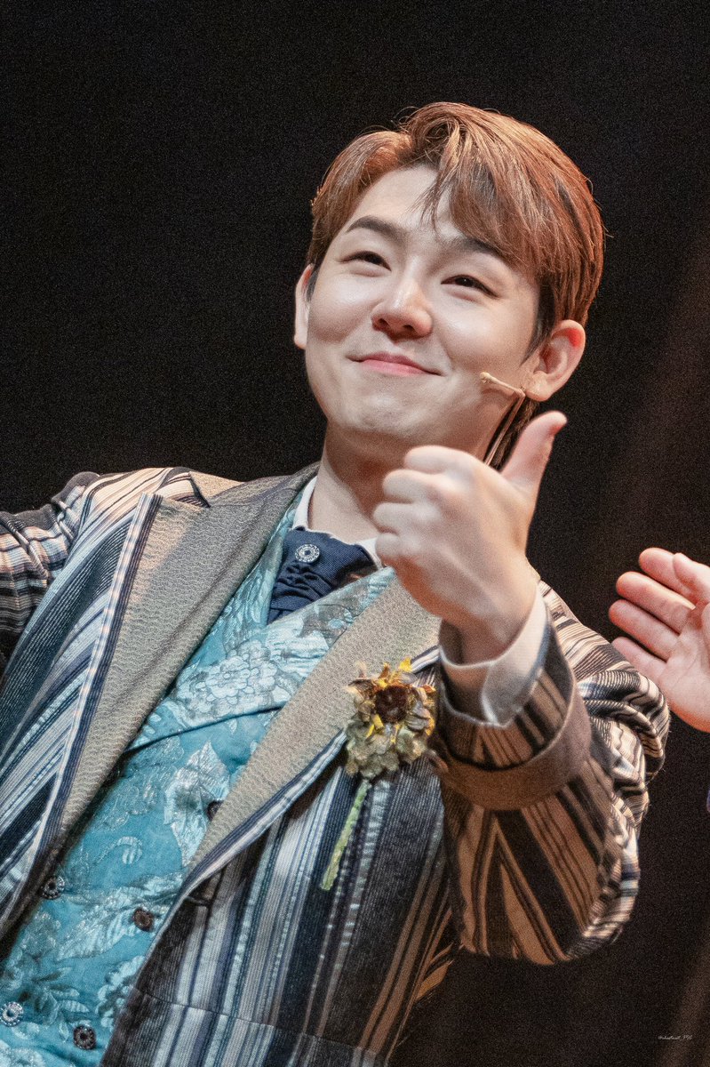 chestnutPIC's tweet photo. 230903 뮤지컬 #와일드그레이 총막 무대인사 

로버트 로스 役 #기세중 배우님

<크롭 ver> https://t.co/yLF1vSSTsU