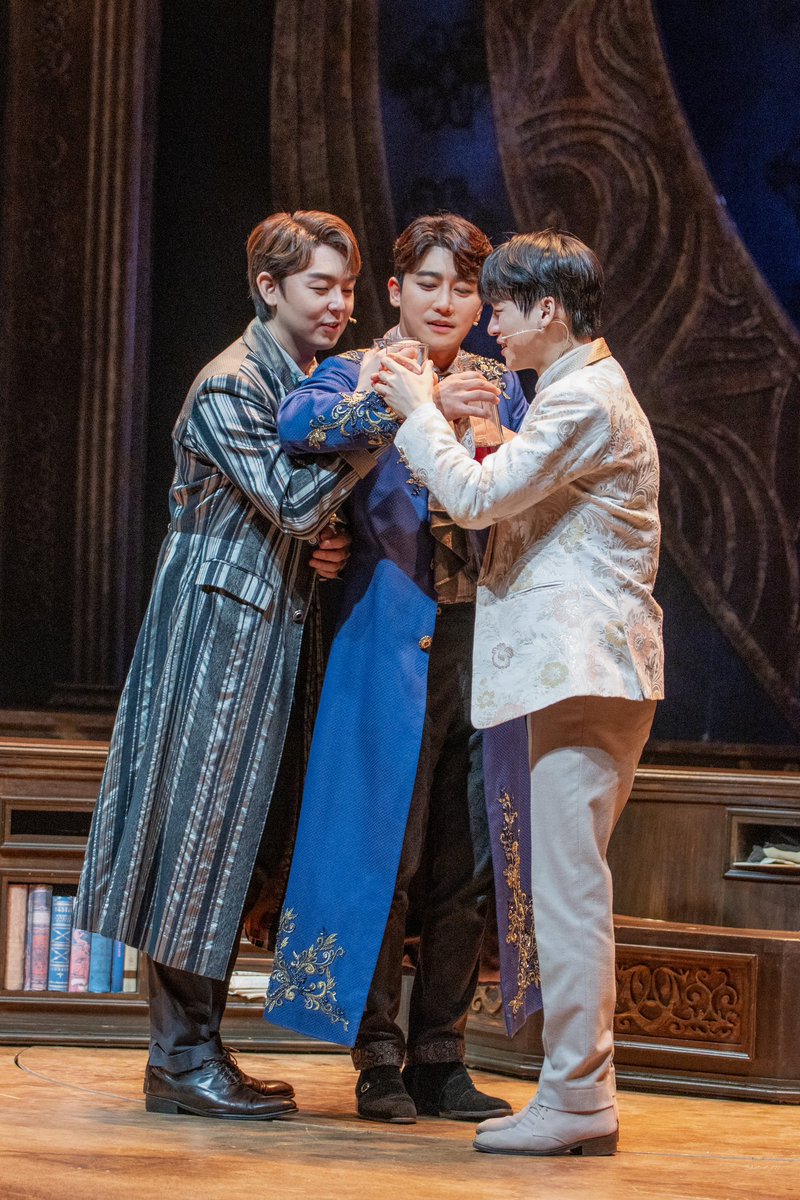 chestnutPIC's tweet photo. 230903 뮤지컬 #와일드그레이 총막 무대인사 

오스카와일드 役 #박민성 배우님
알프레드 더글라스 役 #김리현 배우님
로버트 로스 役 #기세중 배우님

셋이서 러브샷 ㅋㅋㅋㅋ https://t.co/YsfWvZz5wH
