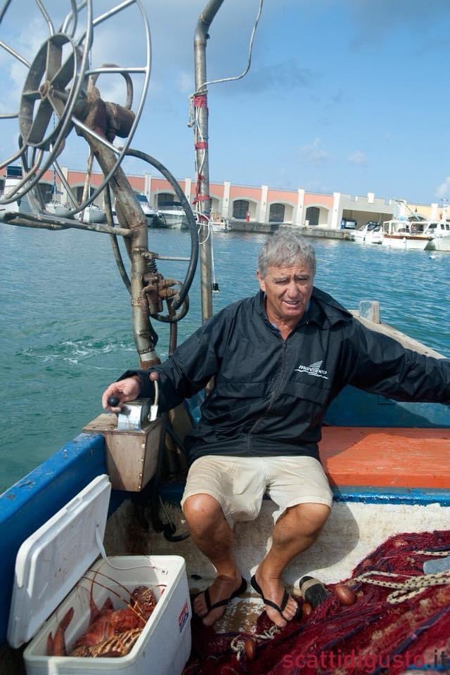 Il #5settembre del 2010 veniva ucciso #AngeloVassallo, il #sindacopescatore, persona perbene che voleva solo difendere la bellezza e l’integrità della sua comunità. Fa male pensare che ancora non ci sia piena verità sulla sua morte, una condanna per le sue battaglie di legalità.