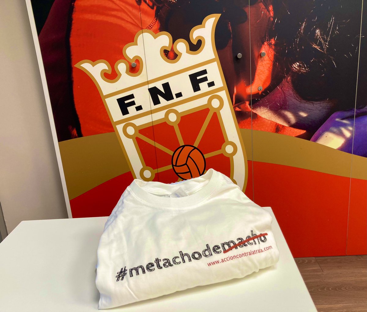 fedfutnavarra's tweet photo. @ACTrata @RafadelAmoArizu ¡Ya hemos recibido vuestra #metachiseta! 

¡Muchas gracias a @ACTrata! 

Pero, sobre todo, gracias por vuestra labor por un mundo más igualitario, libre de violencias y explotación. https://t.co/HEqAuWlqIS