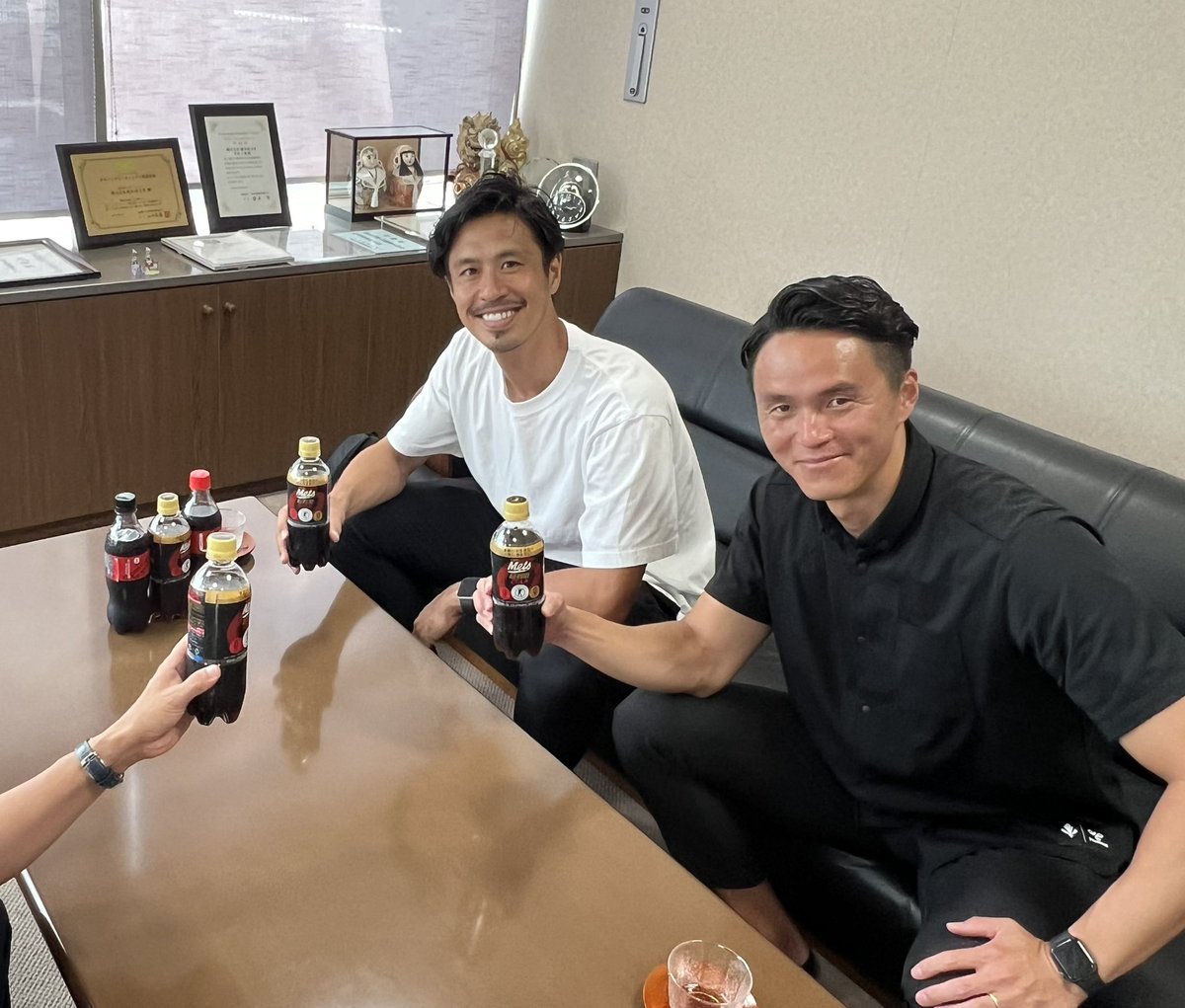 本日15:00の打ち合わせ
コーラ準備してサプライズのつもりが...
お二人もコーラ持って来社😆🥤

金沢市内のコーラ在庫、ペットボトル6本と1缶減りました😑

#辻尾真二 
#廣井友信 
#ツエーゲン金沢 
#ツエサポコーラ愛好会 
#ツエサポコーラ部 
#キリンビバレッジ 
#コカコーラボトリング