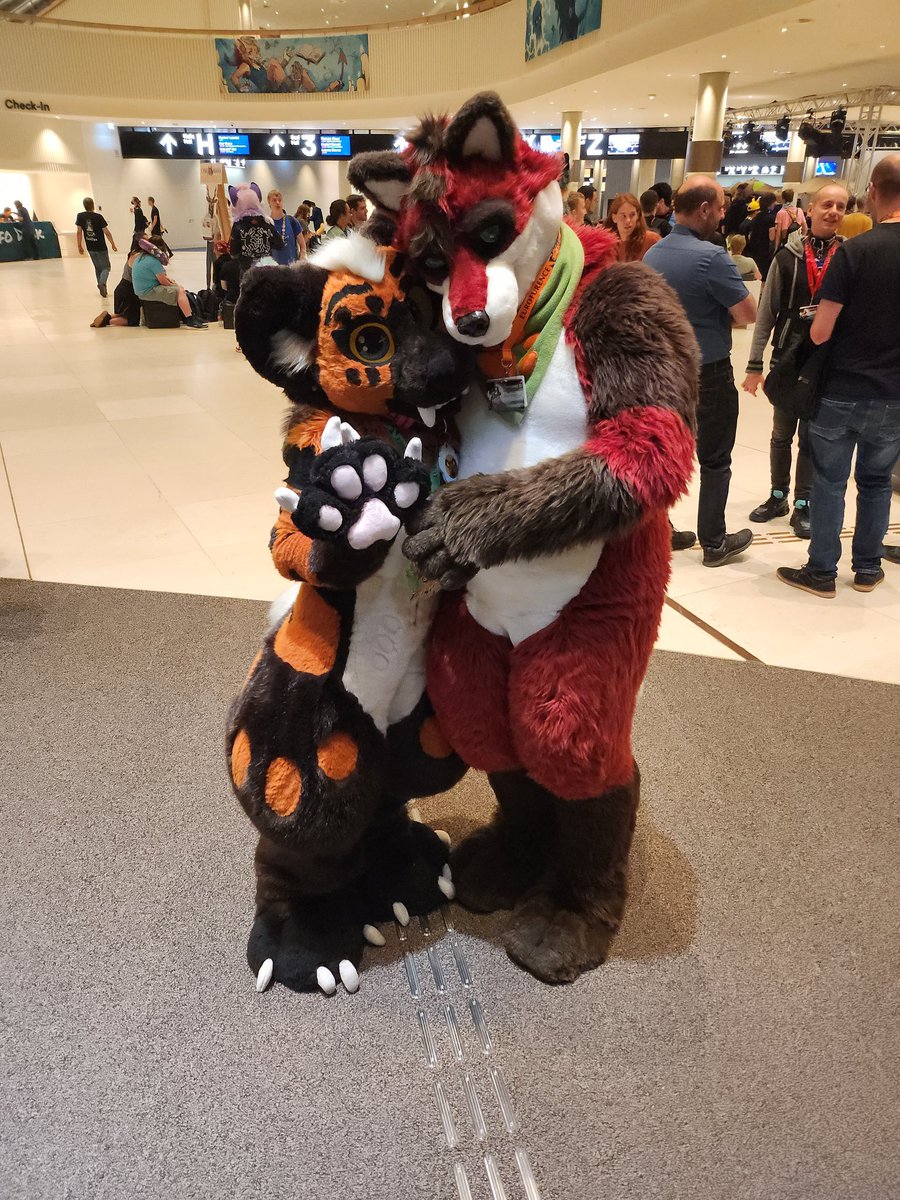 Having fun at #Eurofurence27 and I ran into this lovely suiter <a href="/zafuterkowana/">CoverWithFur</a>